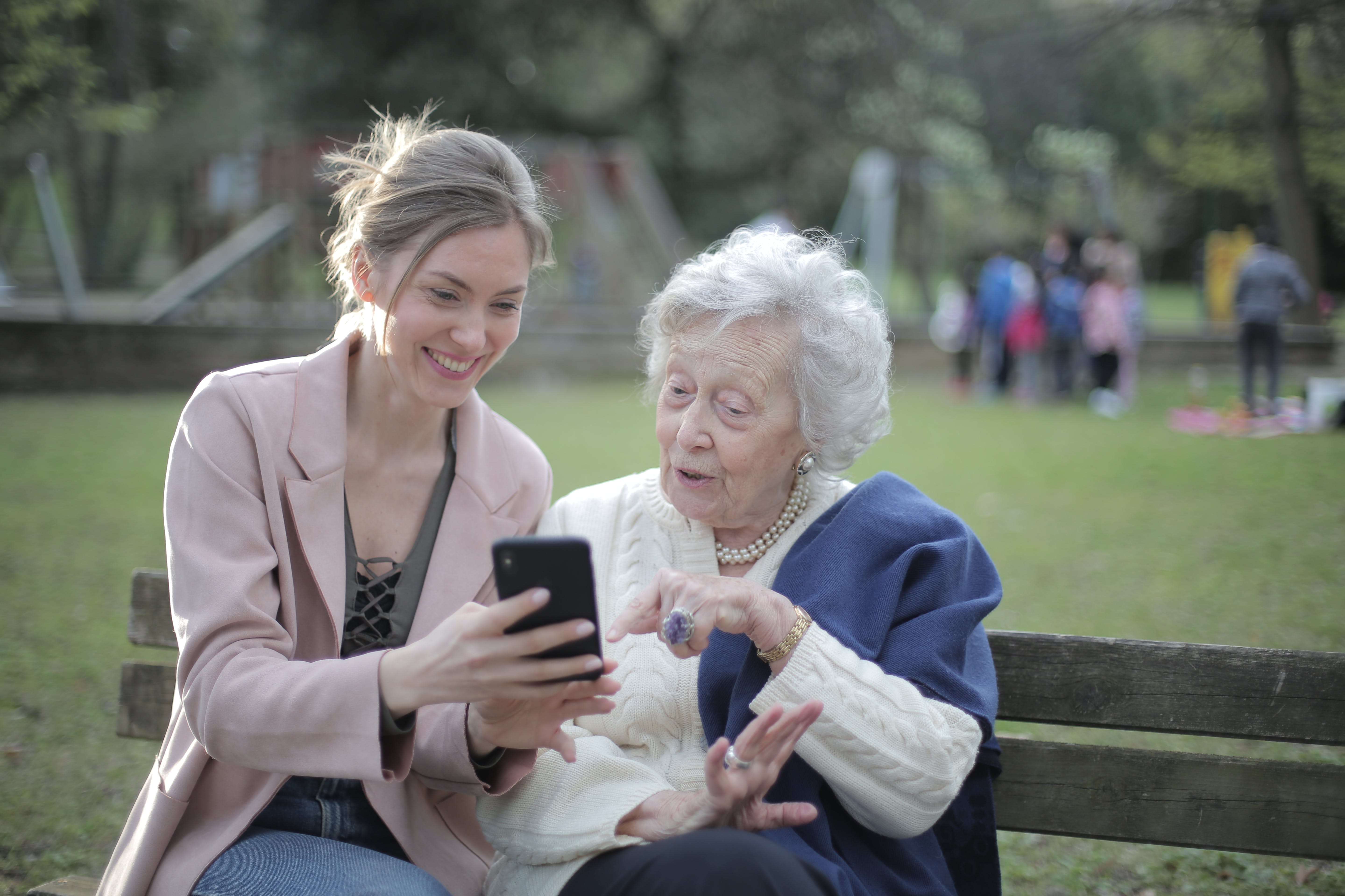 photo d'une personne agée passant du temps au jardin avec sa dame de compagnie.